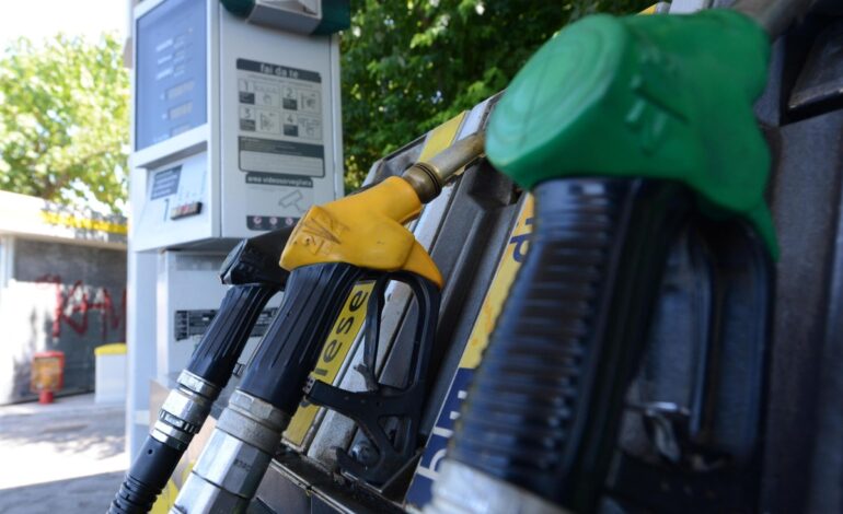 Carburanti, dal 25 agosto torna il rincaro: scade lo sconto e il diesel vola a 2,2 euro