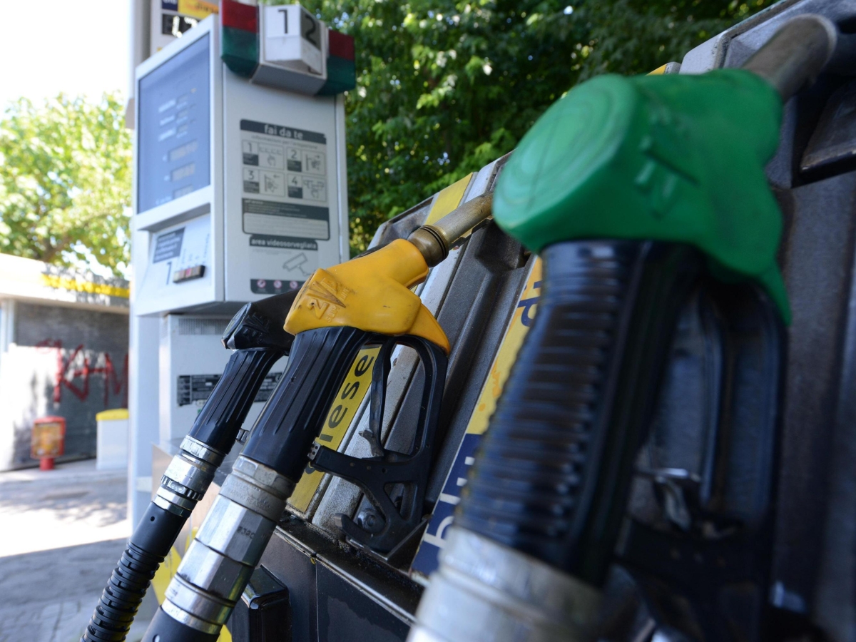 Carburanti, dal 25 agosto torna il rincaro: scade lo sconto e il diesel vola a 2,2 euro
